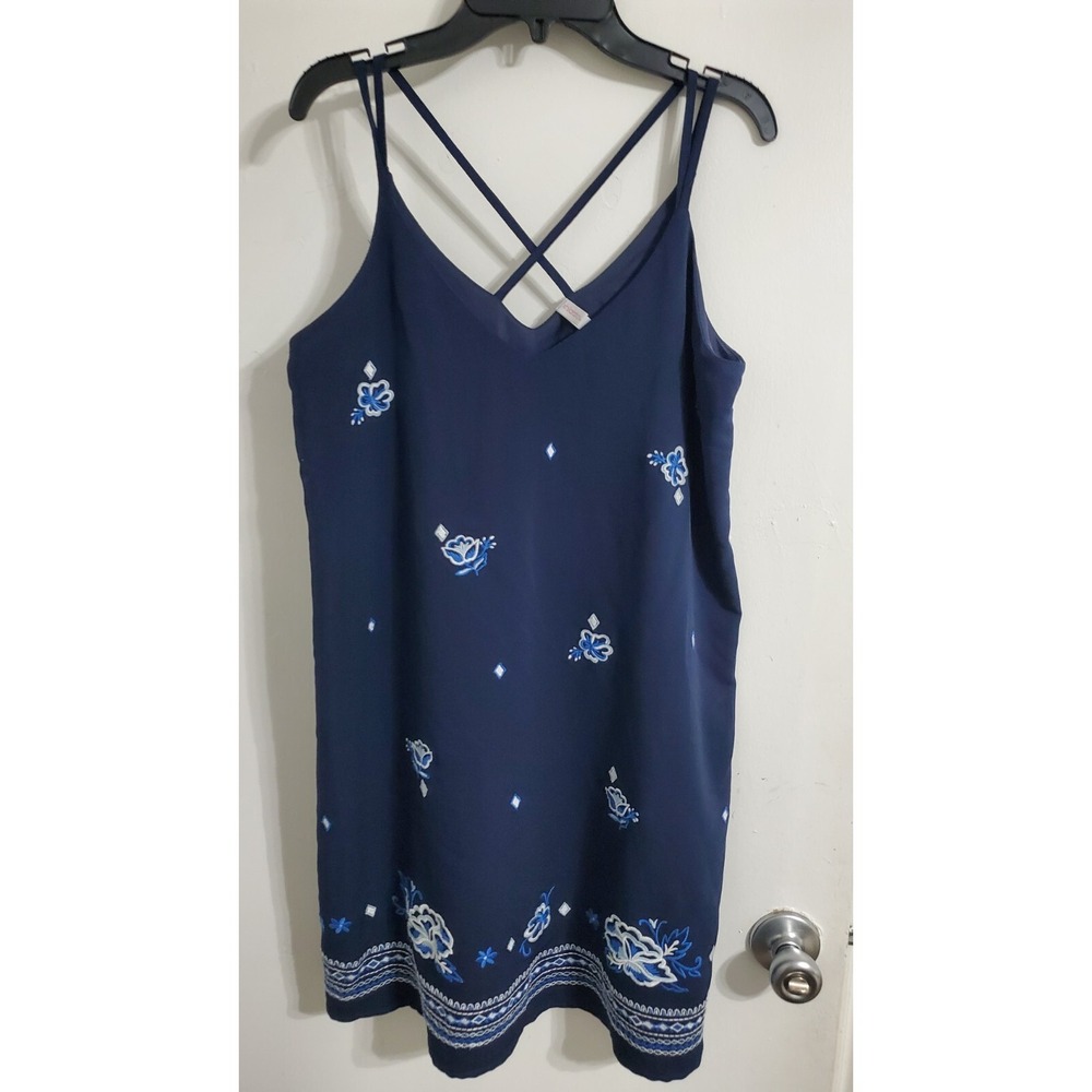 Xhilaration Women's Sleveless Top Medium Blue White Floral Embroidered Casual‎